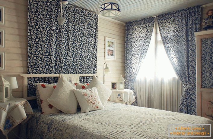 Laka, udobna soba u stilu zemlje u maloj kući na jugu Španije. Dizajnerska ideja realizovana je za spavaću sobu mlade devojke.