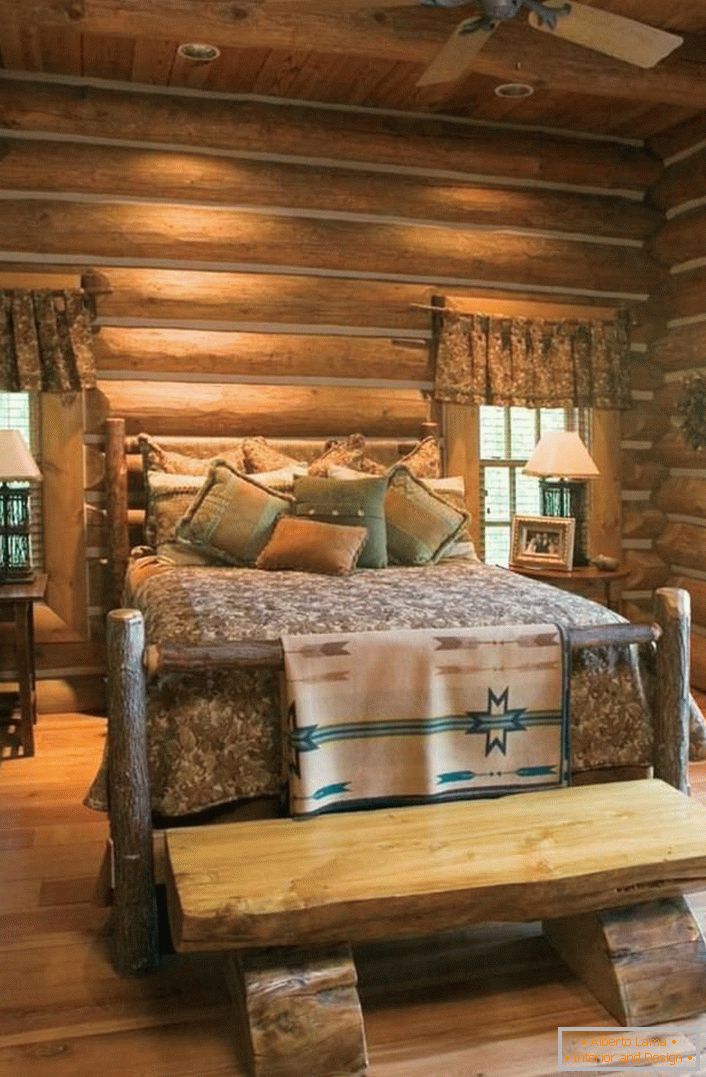 Klasičan primer spavaće sobe u rustikalnom stilu. Zanimljiv krevet grube, neobrađene kuće. 