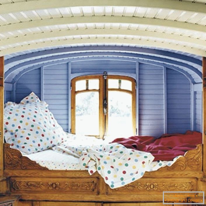 Minimalni detalji u spavaćoj sobi u rustikalnom stilu. Dizajner je izabrao neobičnu lokaciju za krevet. Mali krevet na prozoru je savršeni krevet za sanjalice.