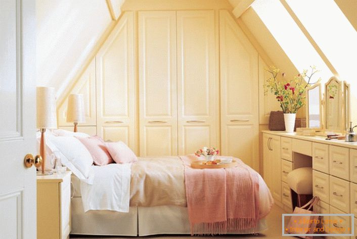 Spavaća soba u rustikalnom stilu ukrašena je mekanim ružičastim i bežnim tonovima.