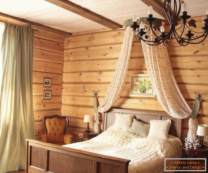 Baldahin iznad kreveta u spavaćoj sobi u rustikalnom stilu.