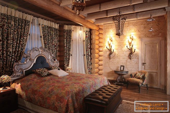 Kontrast igara u spavaćoj sobi u stilu zemlje. Spavaća soba je dobro izabrana rasvjeta.