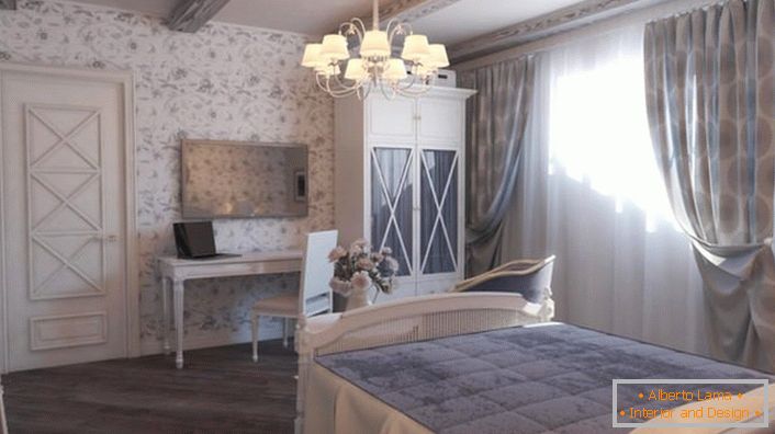 Porodična spavaća soba u rustikalnom stilu. Podmukla svetlost donosi romansu i toplinu u prostoriju.
