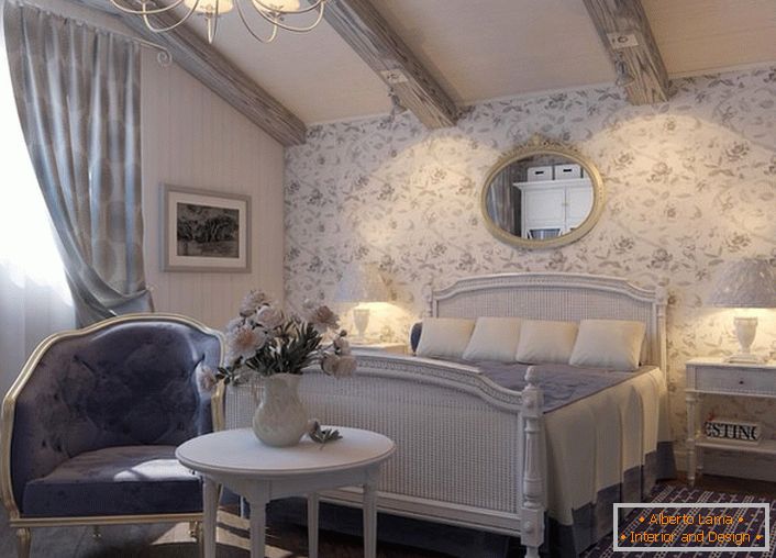 Nameštaj za spavaću sobu u rustikalnom stilu odabrano je harmonično. Značajni su i luster i noćni lajsni sa klasičnim nijansama.