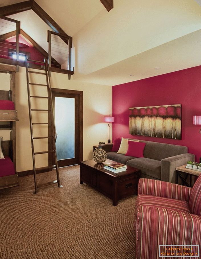 Zanimljiv dizajn spavaće sobe u rustikalnom stilu. Najznačajniji detalji unutrašnjosti mogu se nazvati dvospratnim drvenim krevetom i vezom, do kojeg se može doći drvena šaraja. Moderna soba pravi tamno ljubičastu boju, koja se ne može nazvati popularnom, ako se radi o seoskoj zemlji.