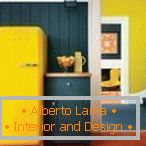 Kombinacija sivog zida i žutog frižidera
