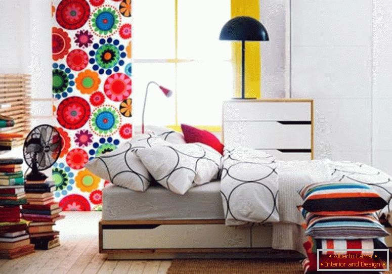dizajn-porodične-ideje-mali-apartman-krevet-set-namještaj-ikea-spavaća-dizajn-sa-drvenim-poda-i-a-zavesa-to-ima-lijep-cvjetni-motiv