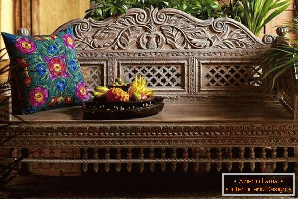 Indijski rezbareni namještaj - kauč na klupi sa jastucima