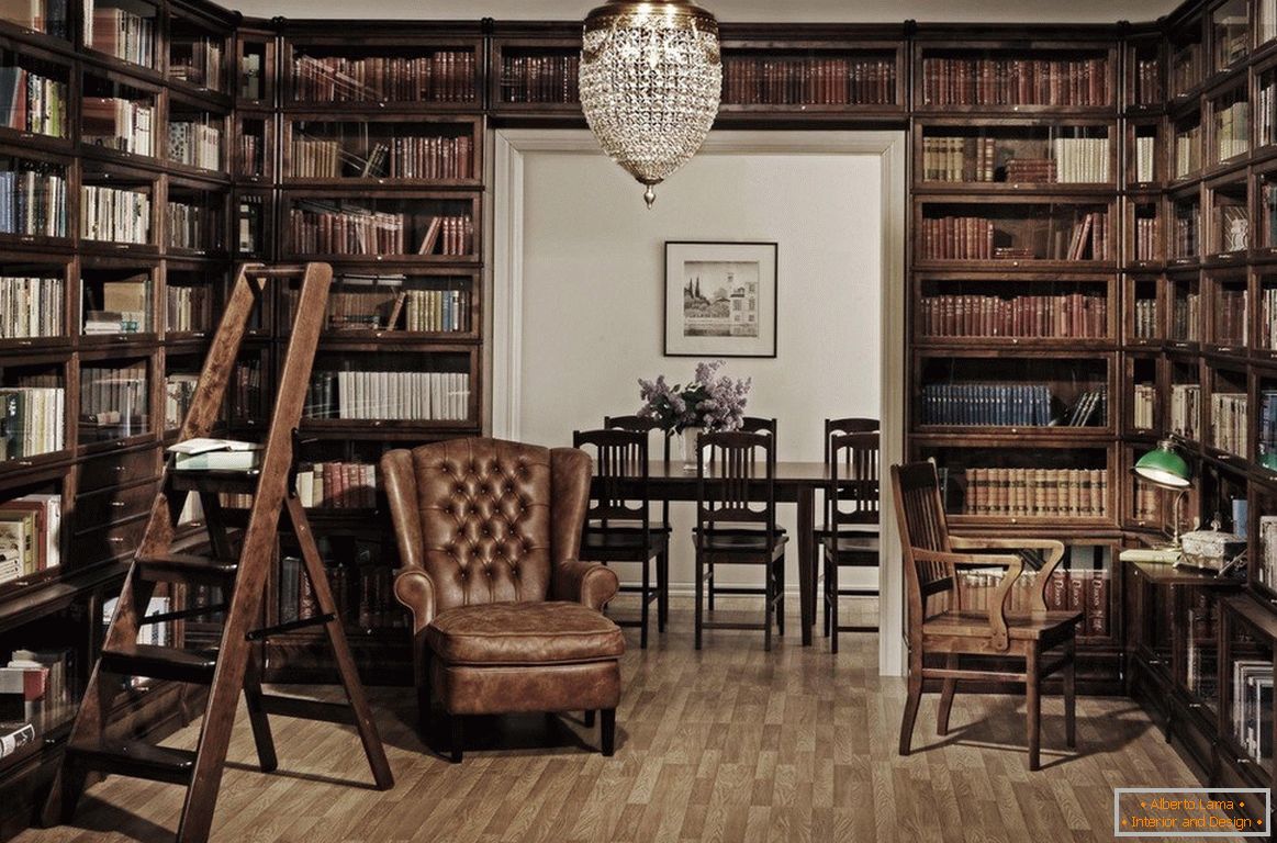 Kućna biblioteka sa drvenim ormarićima