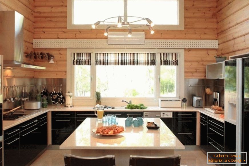 U obliku kuhinje u kući od drvene građe