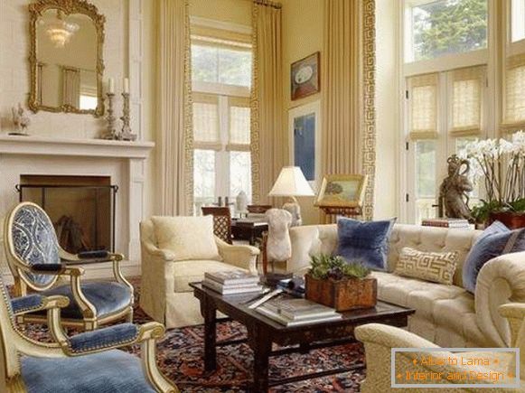 Luksuzni enterijer dnevne sobe u privatnoj kući u stilu klasike