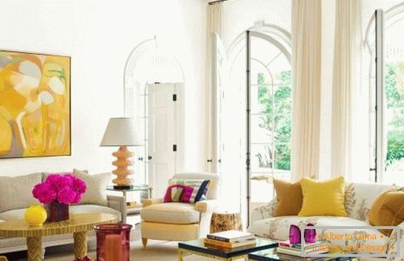 Žuto-ružičasta unutrašnjost dnevne sobe - fotografija u modernom stilu