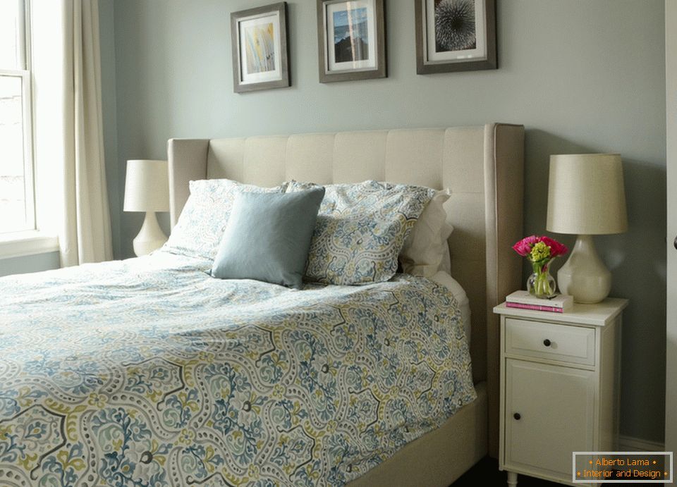 Unutrašnjost malog stana: spavaća soba u pastelnim bojama