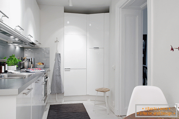 Kuhinja apartmana u skandinavskom stilu u Geteborgu