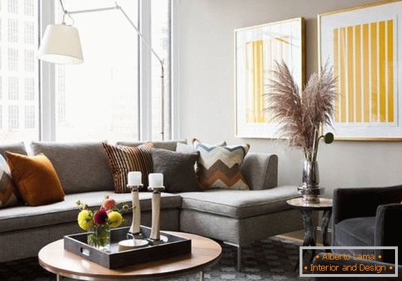 Siva sofa i tepih u kombinaciji sa drugim bojama u unutrašnjosti
