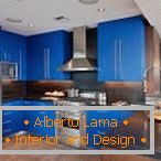 Svetlo sjenilo plave boje u unutrašnjosti kuhinje