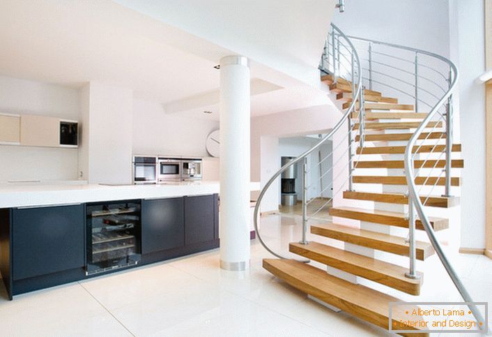 Lakost i jednostavnost dizajna stepenica naglašavaju lakonski oblik prostranog enterijera kuće.