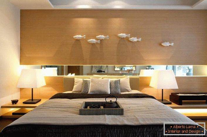 U skladu sa stilom Art Nouveau za spavaću sobu odabran je lakonski nameštaj od svetleg drveta. Skroman dizajn spavaće sobe ne čini unutrašnjost jeftinom i neatraktivnom. 