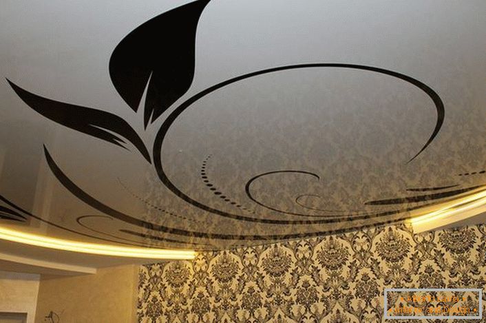Ornate šablon na rastojanju stropova za dnevnu sobu u Empire stilu.