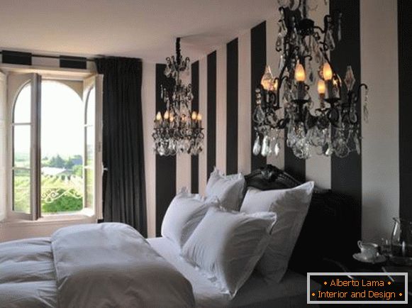 Crno-bela spavaća soba sa dva lustera