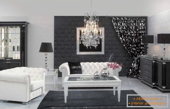 Crno-bela soba s kristalnim lustrom