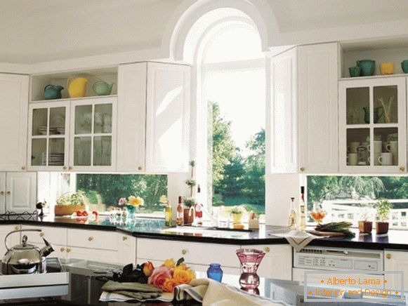 Dizajn prozora u kuhinji - unutrašnja fotografija privatne kuće