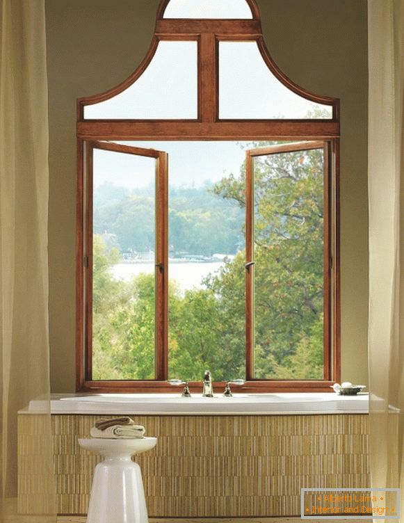 Neobičan drveni prozor u kupatilu