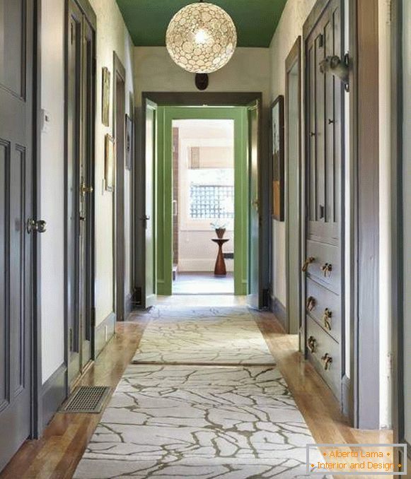 Moderan uski hodnik - fotografija sa zelenim plafonom