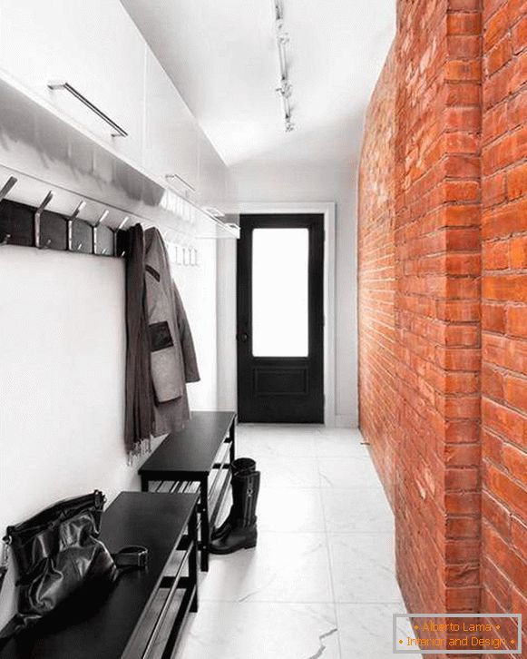 Mali uski hodnik - dizajn fotografija u stilu potkrovlja