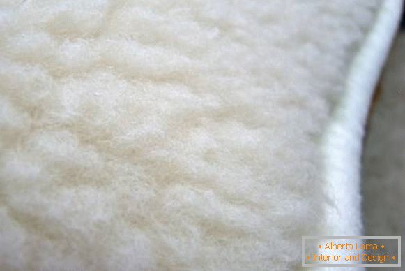 Kako odrediti kvalitet sofe - poliestersko vlakno s dolje