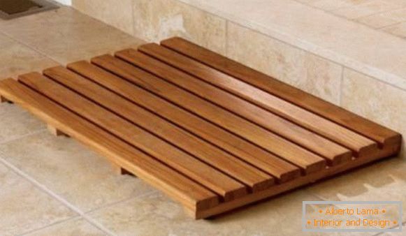 Drvena rešetka na podu u kupatilu