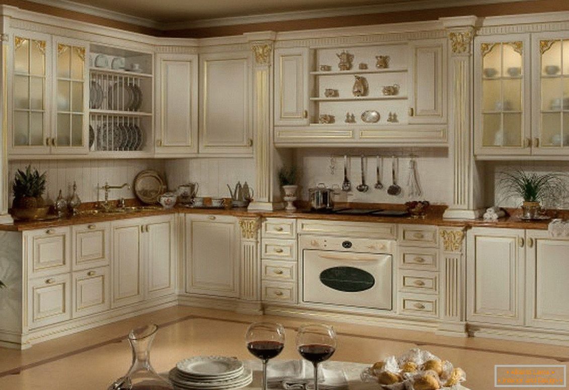 Dizajn klasične kuhinje u bijeloj boji