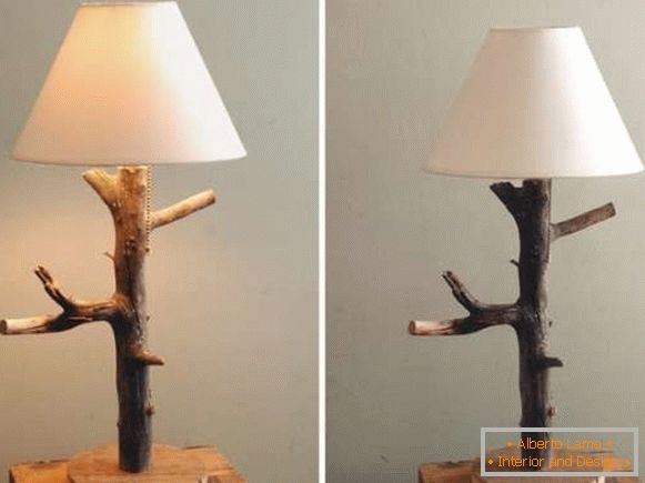 Domaća stolna lampa od drveta - fotografija