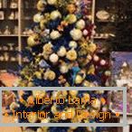 Loptu i loptice na božićnom stablu