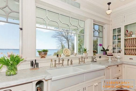 Jednostavna i lijepa dekoracija prozora u kuhinji