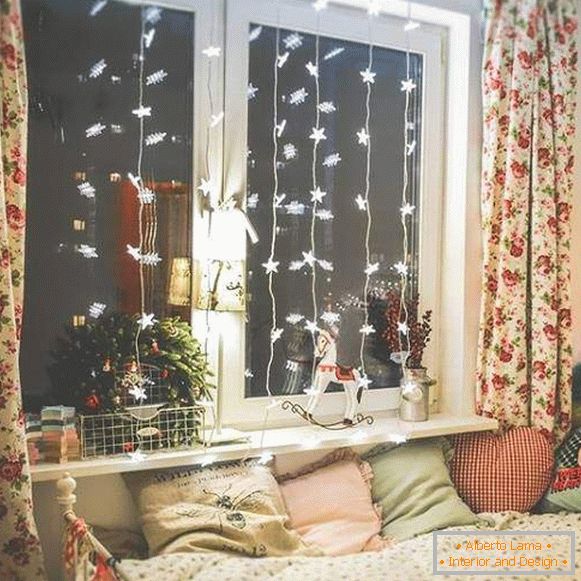 Prozorska dekoracija za novu godinu sa LED svetlima