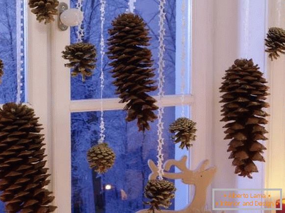 Božićna dekoracija prozora u unutrašnjosti - fotografija sa prirodnim materijalima