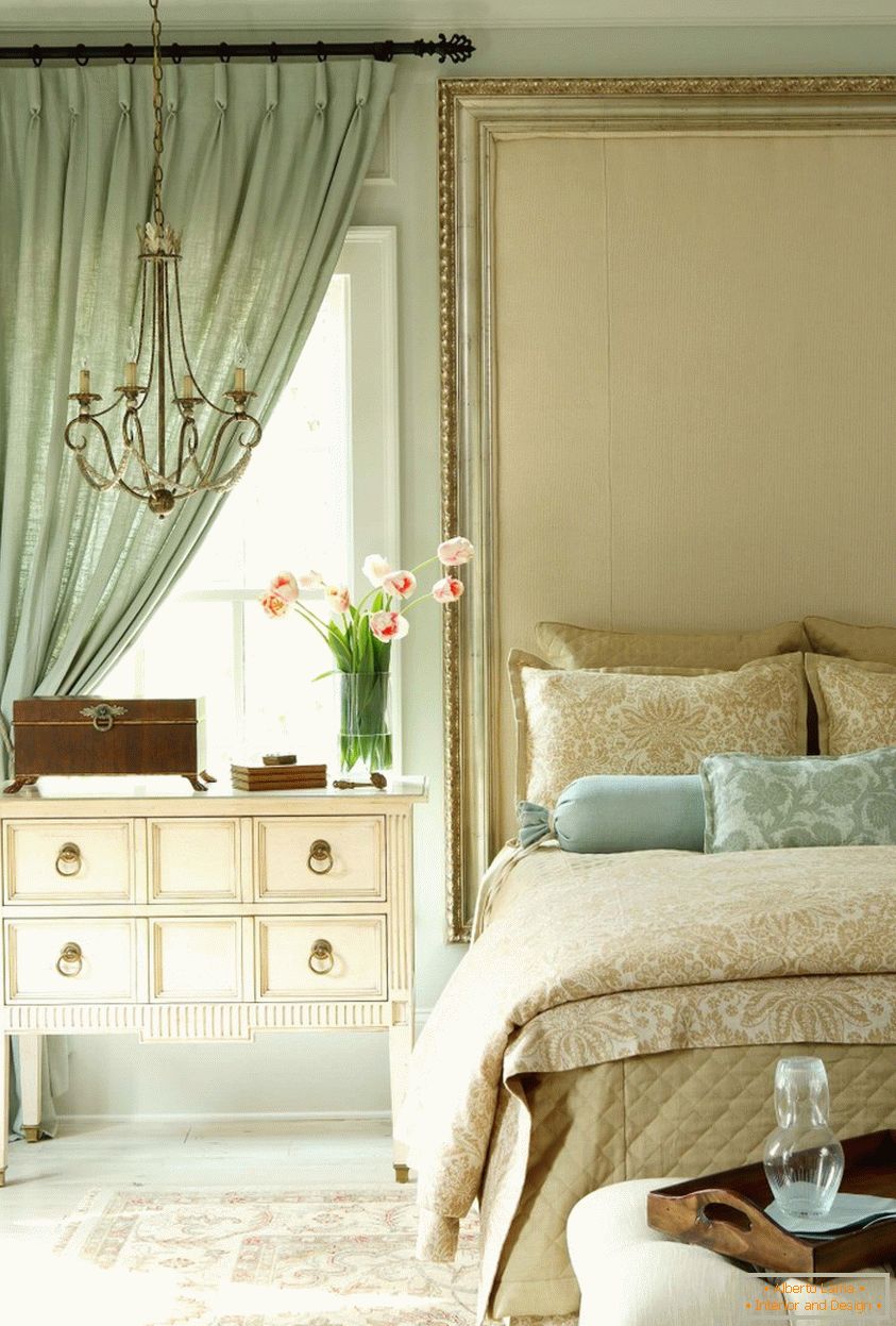 Klasični pompezni dizajn unutrašnjosti spavaće sobe sa tapetama za tkanine