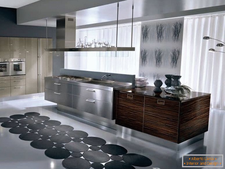 Kuhinja u visokotehnološkom stilu u kombinaciji sa drvetom i metalom