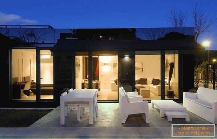 Stilski dizajn modularne kuće izgleda organski sa pravilno dizajniranim dvorištem. 