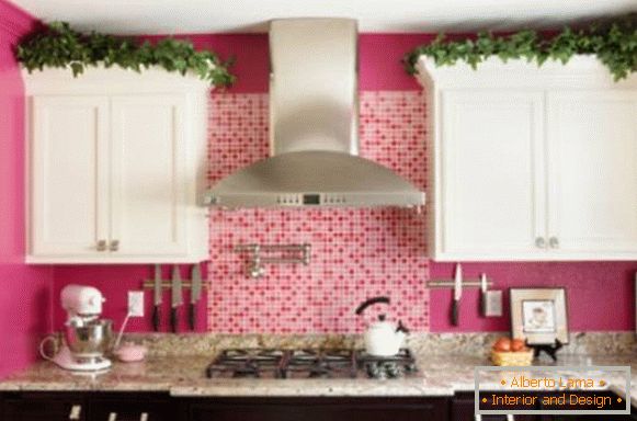 Ružičaste zidove i crno-belo nameštaj u kuhinji