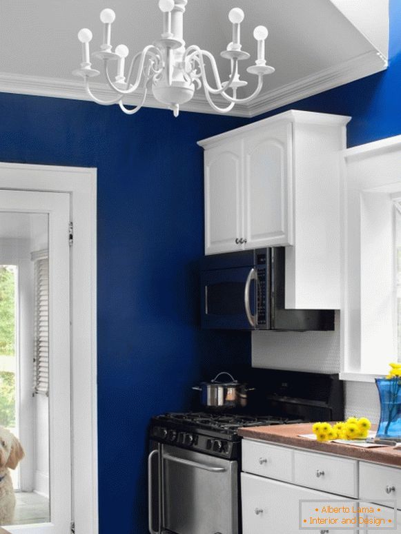 Kuhinja sa svetlom plavim zidovima