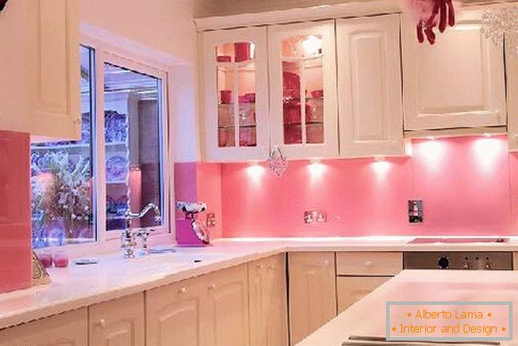 Kuhinja sa svetlosnim ružičastim zidovima