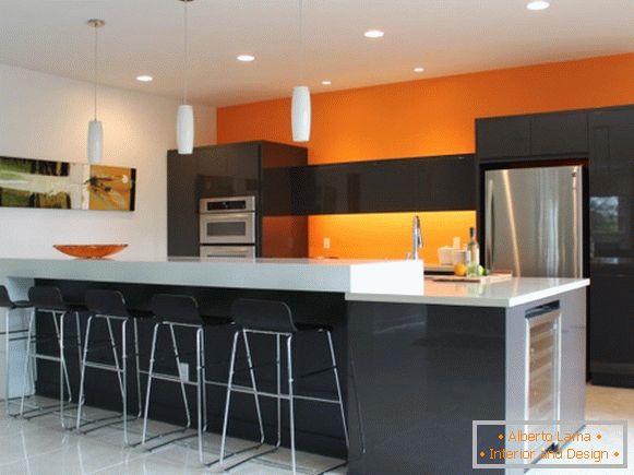 Kuhinja s oranžnim zidom