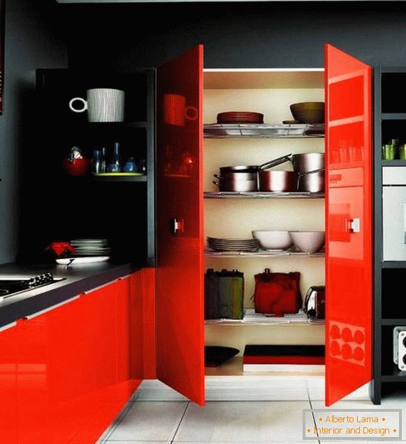 Crni zidovi i crveni nameštaj u dizajnu kuhinje