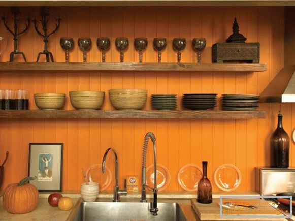 Dizajn kuhinje sa narančastim zidovima