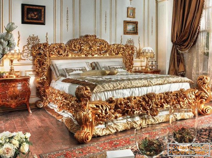 Luksuzni krevet napravljen je u najboljim tradicijama imperijskog stila. Masivna leđa od rezbarenog drveta od plemenite zlatne boje ističu se na pozadini ostalih unutrašnjih detalja.