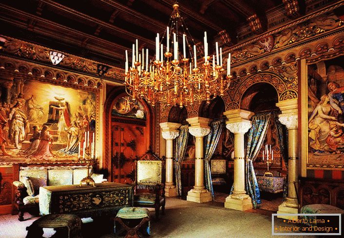 Veliki luster sa svećama kreće se od gostiju u hodniku do prošlog veka. Kraljevske vile s kolonama i slikarskim slikama daju sobu još više pompeznosti.