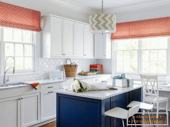 Crvene zavese na kuhinji u rustikalnom stilu