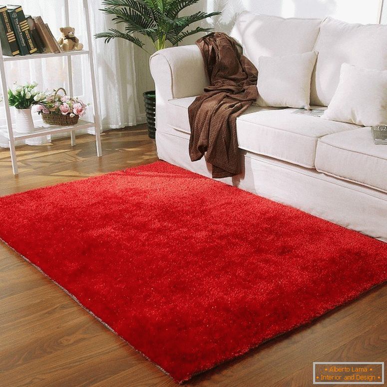 Crveni tepih ispred belog sofa